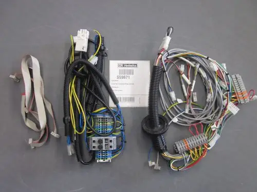 Remeha Kabelbaum mit mehreren Kabeln, Steckern und Anschlüssen, geordnet in einem kompakten Layout, zur elektrischen Verbindung in einem Gerät.